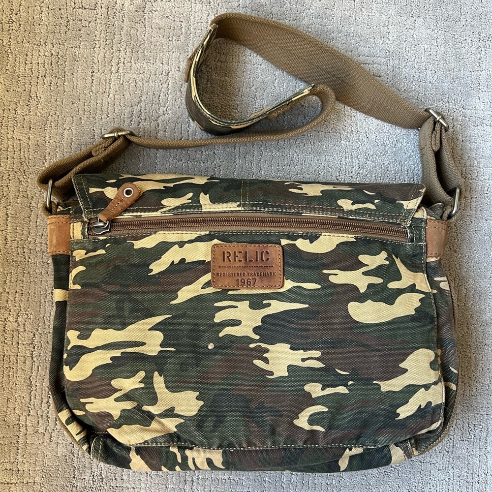 Relic Camouflage Messenger Bag - Picture 2 of 16